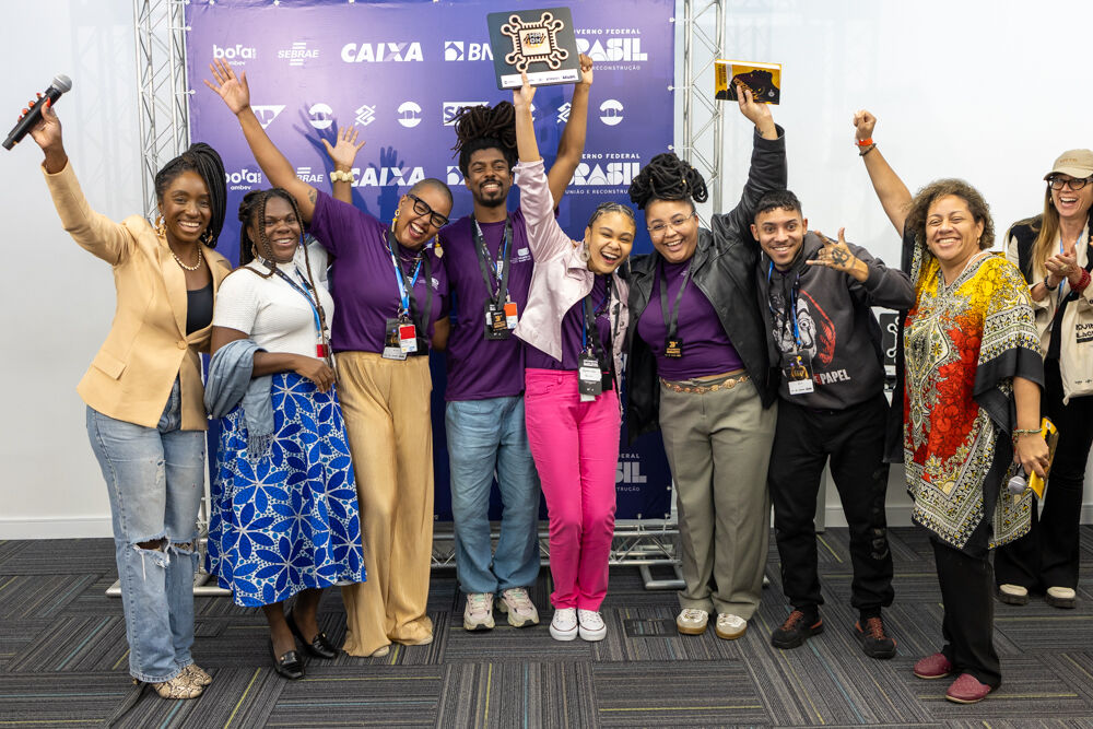 Equipe OriCalor comemorando no palco com o troféu