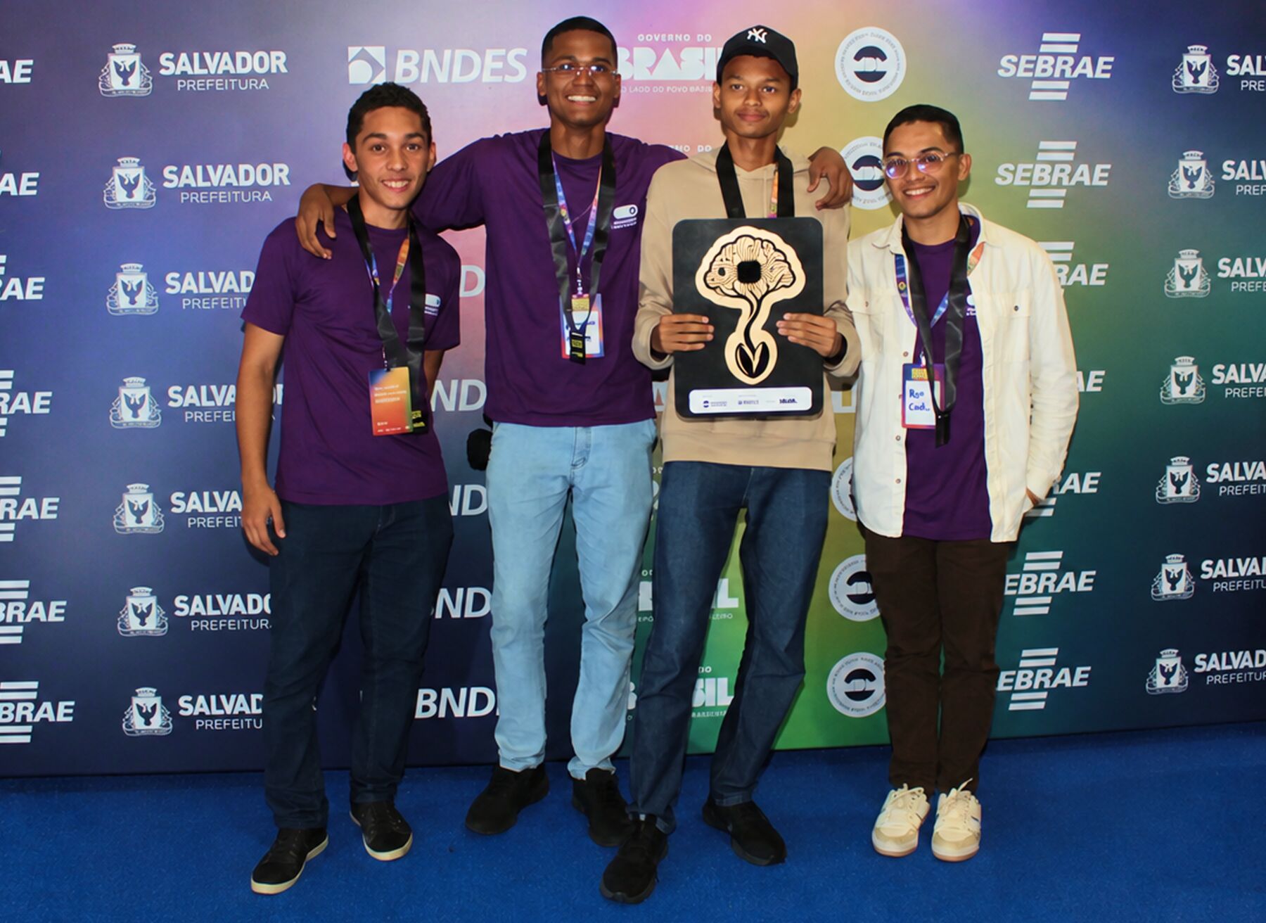Equipe Quintal Limpo com o troféu no Inovahack Salvador 2026