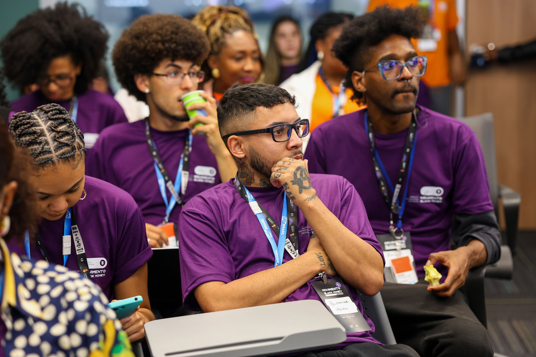 Participantes de uma edição anterior do Inovahack acompanhando uma atividade